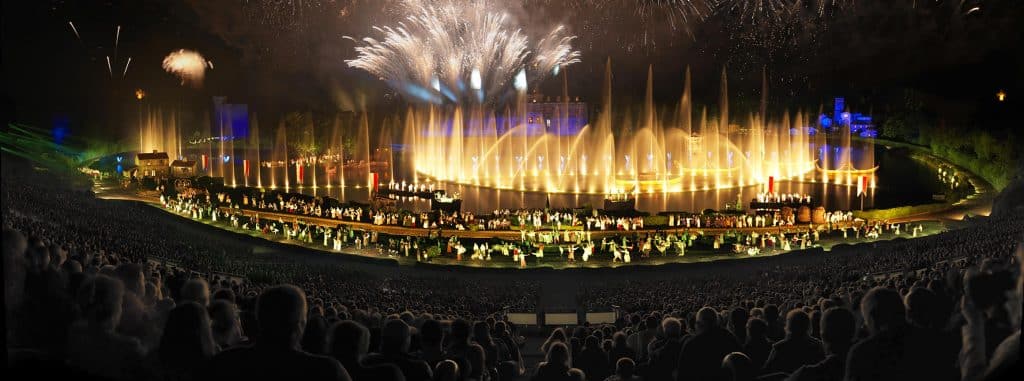 Foule devant spectacle illuminé Cinéscénie du Puy du Fou