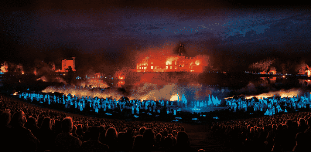 Tribunes de la Cinéscénie au Puy du Fou lors d’une représentation nocturne