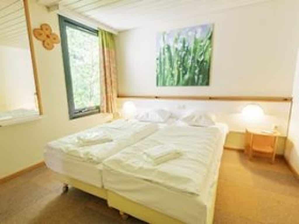 Chambre d’un cottage Premium Center Parcs avec lit double et linge de lit inclus