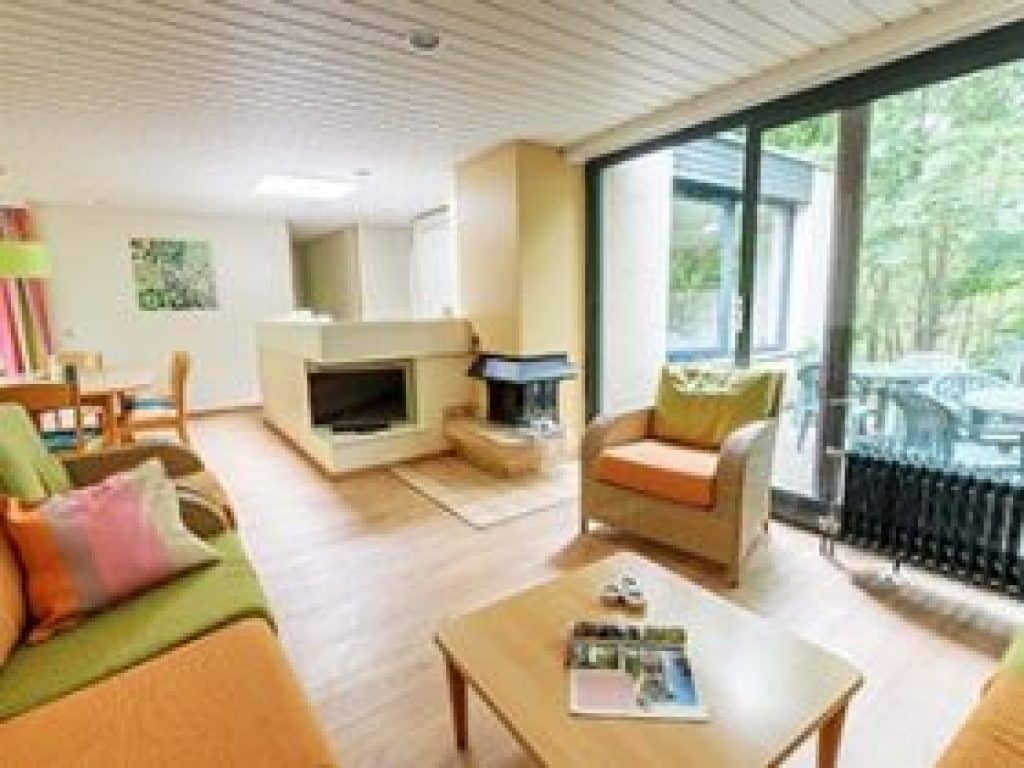 Intérieur d’un cottage Comfort Center Parcs, salon lumineux et fonctionnel pour un séjour en famille