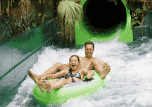 Descente en bouée dans l’un des toboggans de l’Aqua Mundo des Hauts de Bruyères.