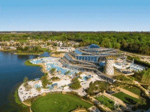 Vue aérienne de l’Aqualagon de Villages Nature Paris, entre lac et forêt