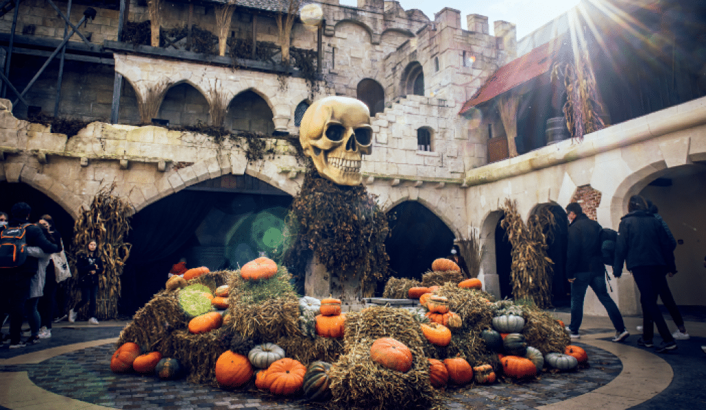 Décoration Peur sur le Parc Astérix avec citrouilles et tête de mort