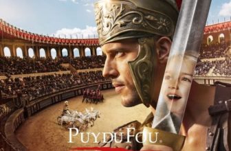 Spectacle du Puy du Fou dans une arène antique avec gladiateurs et public