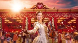 Musicienne avec un violon au Puy du Fou