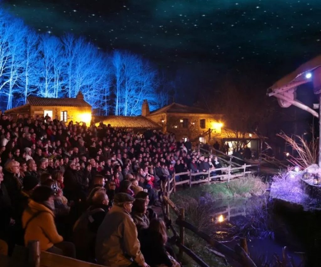 Spectacle de Noël au Puy du Fou 2026 avec ambiance nocturne et public