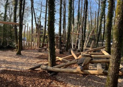 Nouvelle aire de jeux pour enfants au Puy du Fou, avec structures bois et parcours type accrobranche