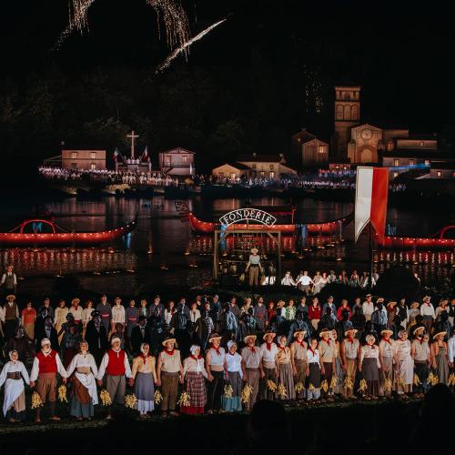 Final de la Cinéscénie avec les acteurs bénévoles réunis sur scène devant le public.