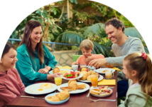 Famille prenant un repas en pension buffet à Center Parcs