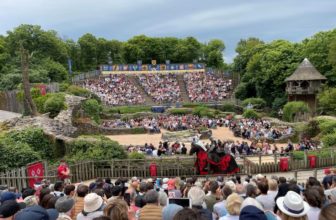 Tribunes bien remplies lors du spectacle Le Bal des Oiseaux Fantômes au Puy du Fou